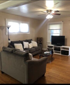 TV - Close to downtown experience (Indianapolis)