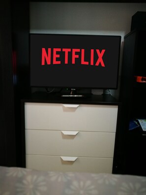 1 slaapkamer, een strijkplank/strijkijzer, wifi, beddengoed