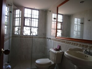 Shower, rainfall showerhead, free toiletries, towels - La Flor de la Canela (Paipa)