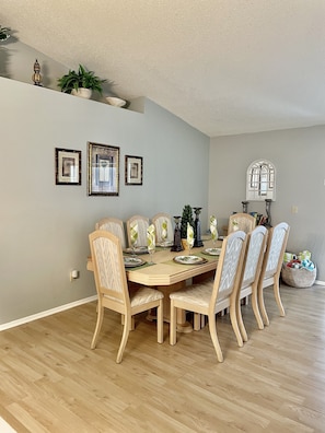 Dining - Pool home near Disney parks. (Kissimmee)