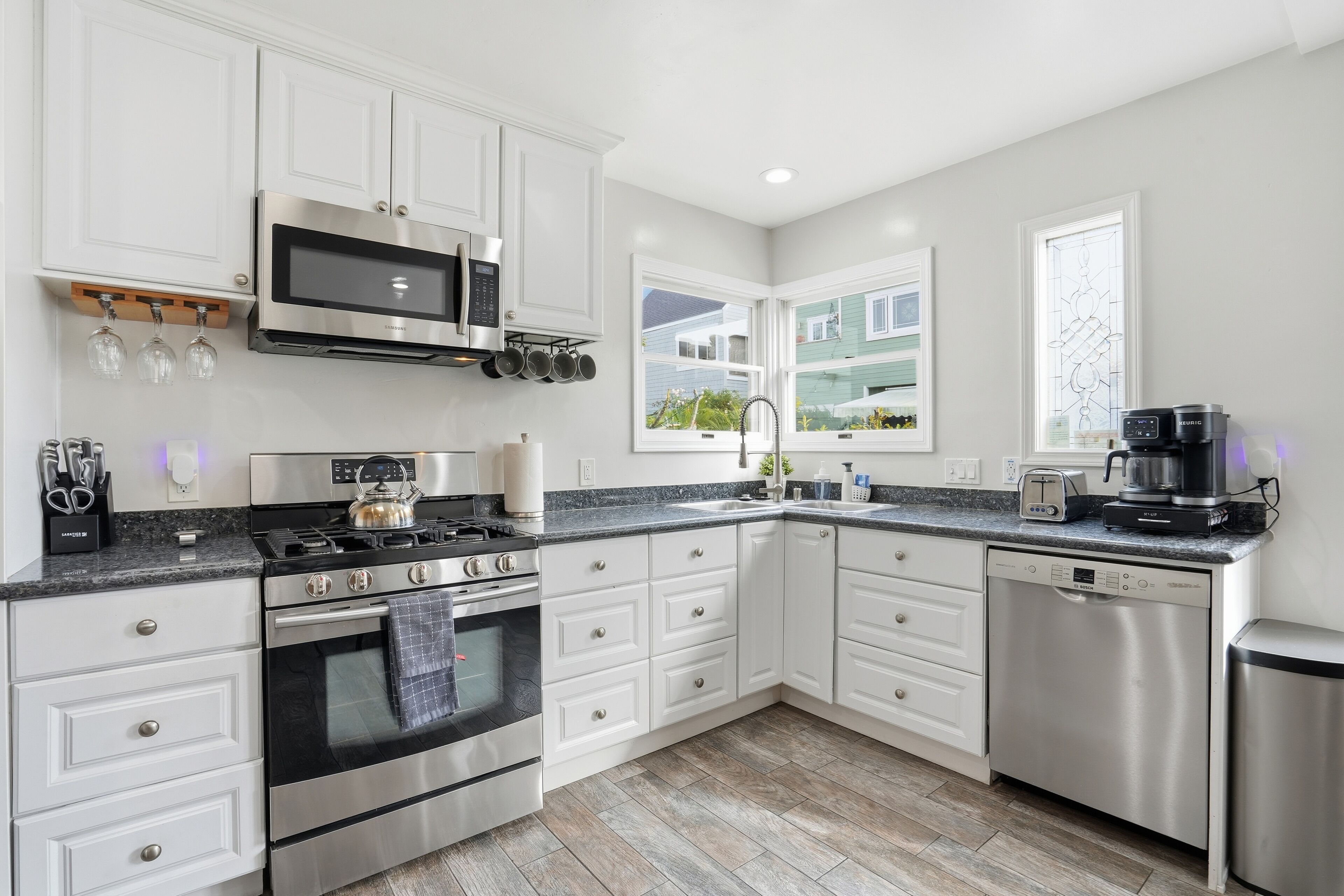 Réfrigérateur, micro-ondes, four, plaque de cuisson