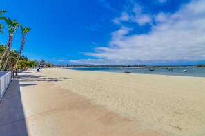 Plage à proximité, chaises longues, serviettes de plage