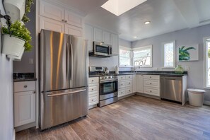 ثلاجة، ميكروويف، فرن، موقد طهي مسطح