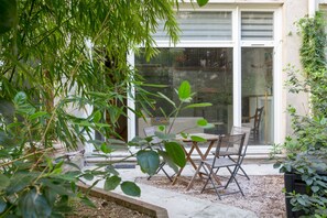 Outdoor dining - Natural Heights in the 6th, by Veeve (Paris)