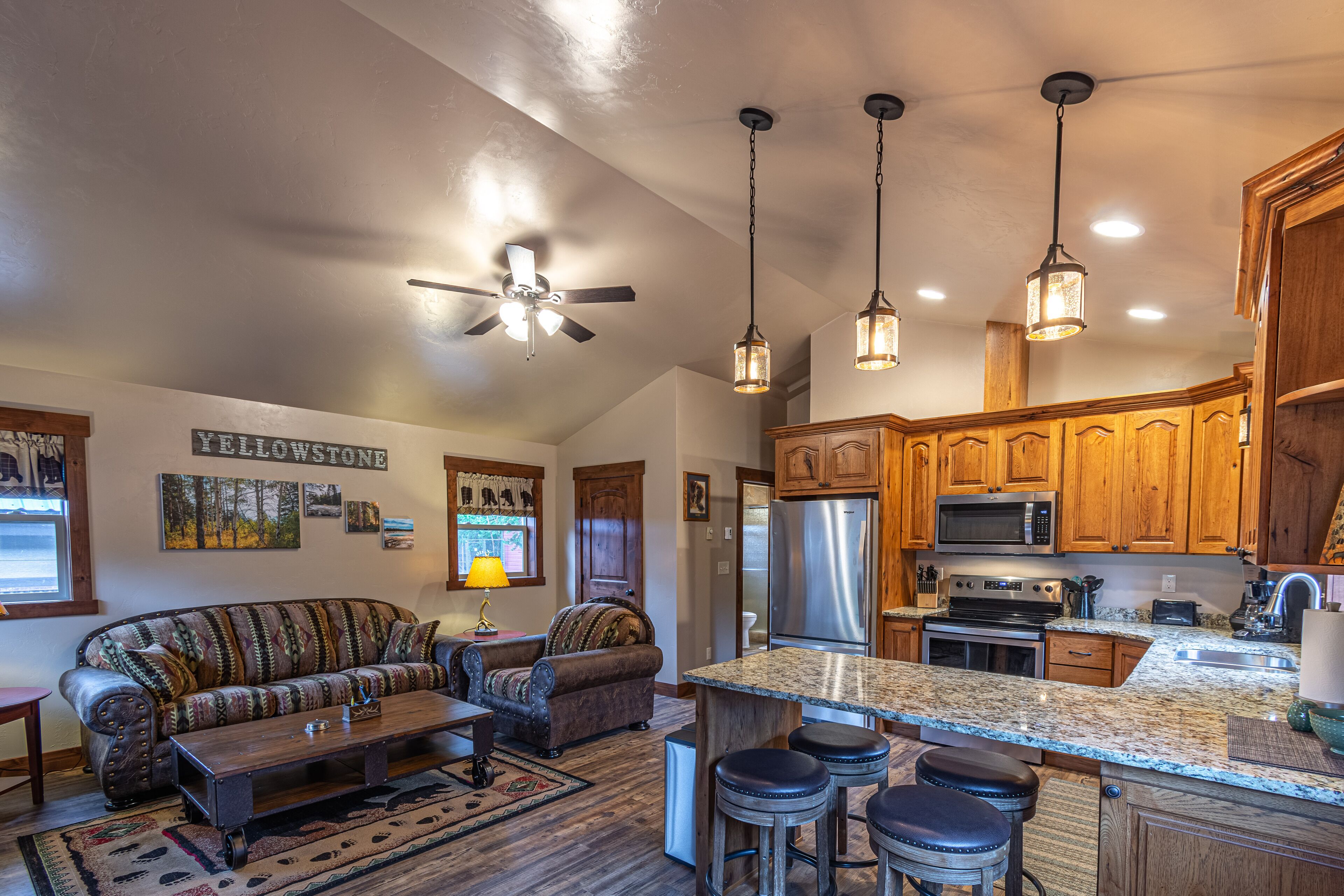 Whiskey Springs Cabin, 5 Blocks from Yellowstone Park, A/C and wifi