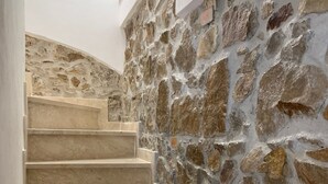 Eine Steinsäule mit einer Marmortreppe.