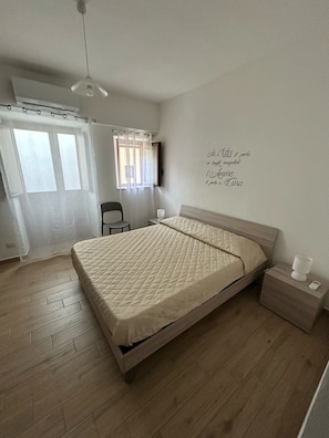 2 habitaciones, escritorio, tabla de planchar con plancha y wifi gratis 
