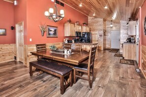 Dining - Crossroads Sandy Beach-Wooded Private with Pontoon Available "Pets now allowed" (St Germain)