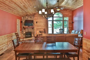 Téléviseur connecté, foyer, lecteur de DVD, chaîne audio