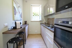 Jääkaappi, mikroaaltouuni, uuni, liesi