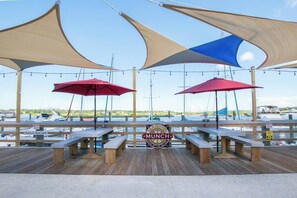 Outdoor dining - Infinity Yacht in Downtown St Augustine ★★★★★ (St. Augustine)