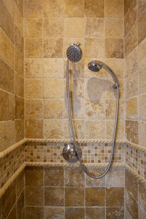 Bathtub, hair dryer, shampoo - Peak Of Duval (Key West)
