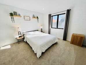 2 makuuhuonetta, työpöytä, silitysrauta/-lauta, ilmainen Wi-Fi