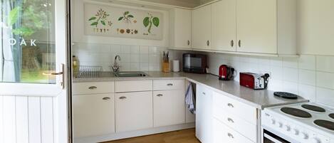 Kühlschrank, Mikrowelle, Ofen, Geschirrspüler