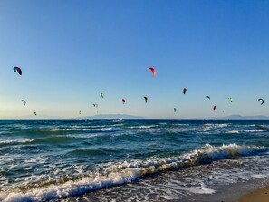 Chaises longues, serviettes de plage