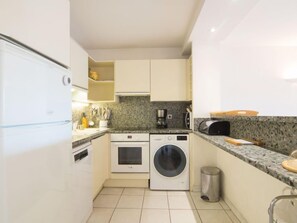 Réfrigérateur, micro-ondes, four, lave-vaisselle