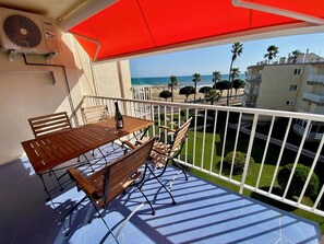 Outdoor dining - Terrace with sea view, in 1st line of sea 4mn walk from the port and the center (Cambrils)