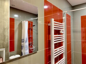 Doccia, asciugacapelli, asciugamani, sapone