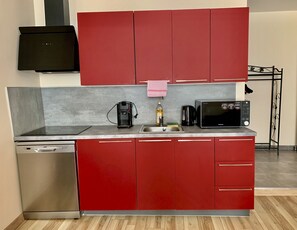 Frigorifero, microonde, piano cottura, lavastoviglie