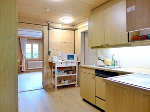 ثلاجة، ميكروويف، فرن، غسالة أطباق