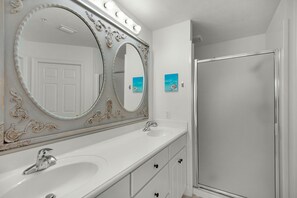 Combined shower/tub, towels