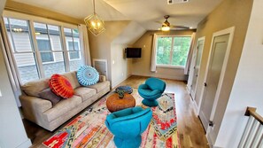 Smart TV, stereo - ROOFTOP PARADISE★1 MILE to Broadway★Sleeps 12★Brand New House and Furnishings (Nashville)