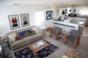 TV connectée, lecteur de DVD, livres, chaîne hi-fi