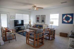 Smart-TV, DVD-Player, Bücher, Stereoanlage