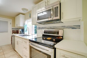 Réfrigérateur, micro-ondes, plaque de cuisson, lave-vaisselle