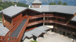 A mountain lodge with a sign reading "ASPEN RESIDENCE DE TOURISME". - Appartement avec balcon/terrasse | Accès piscine (Aime)