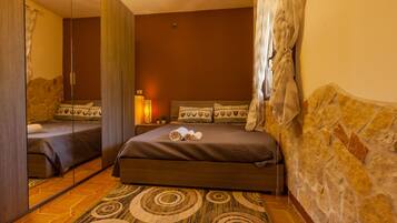 7 bedrooms, iron/ironing board, bed sheets