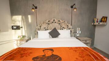 Studiosvit Superior - terrass | Allergitestade sängkläder och värdeförvaringsskåp på rummet