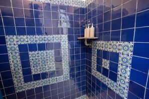 Deluxe-Studiosuite | Badezimmer | Dusche, Regendusche, kostenlose Toilettenartikel, Haartrockner