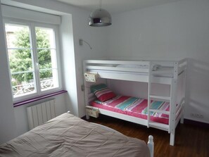 1 bedroom, bed sheets - Le Petit Bleu - Appt à Dinard, à 5m de la plage (Dinard)