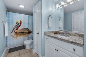 Combined shower/bathtub, hair dryer, towels