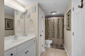 Combined shower/bathtub, towels, toilet paper - BEACH CHAIRS AND UMBRELLA INCL-AMAZING BEACH FRONT VIEWS-GRILLS-HOT TUB-CAFE (Panama City Beach)