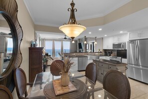 Dining - BEACH CHAIRS AND UMBRELLA INCL-AMAZING BEACH FRONT VIEWS-GRILLS-HOT TUB-CAFE (Panama City Beach)
