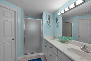 Combined shower/tub, towels