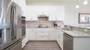 Refrigerador, microondas, horno, placa de cocina