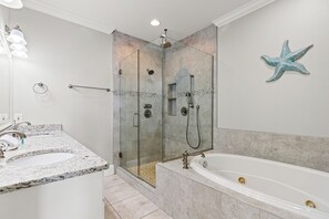 Douche, baignoire à jets, sèche-cheveux, serviettes fournies