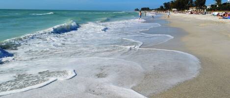 En la playa y toallas de playa
