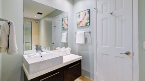 Combined shower/bathtub, hair dryer, towels
