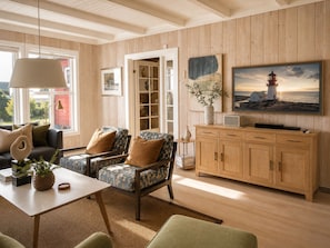 Smart TV, chimenea, futbolito y libros
