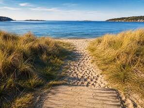 Plage, chaises longues, serviettes de plage