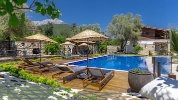 Hồ bơi ngoài trời, dù/ô trên bãi biển/hồ bơi, ghế dài tắm nắng