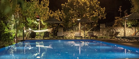 Piscine extérieure, parasols de plage, chaises longues
