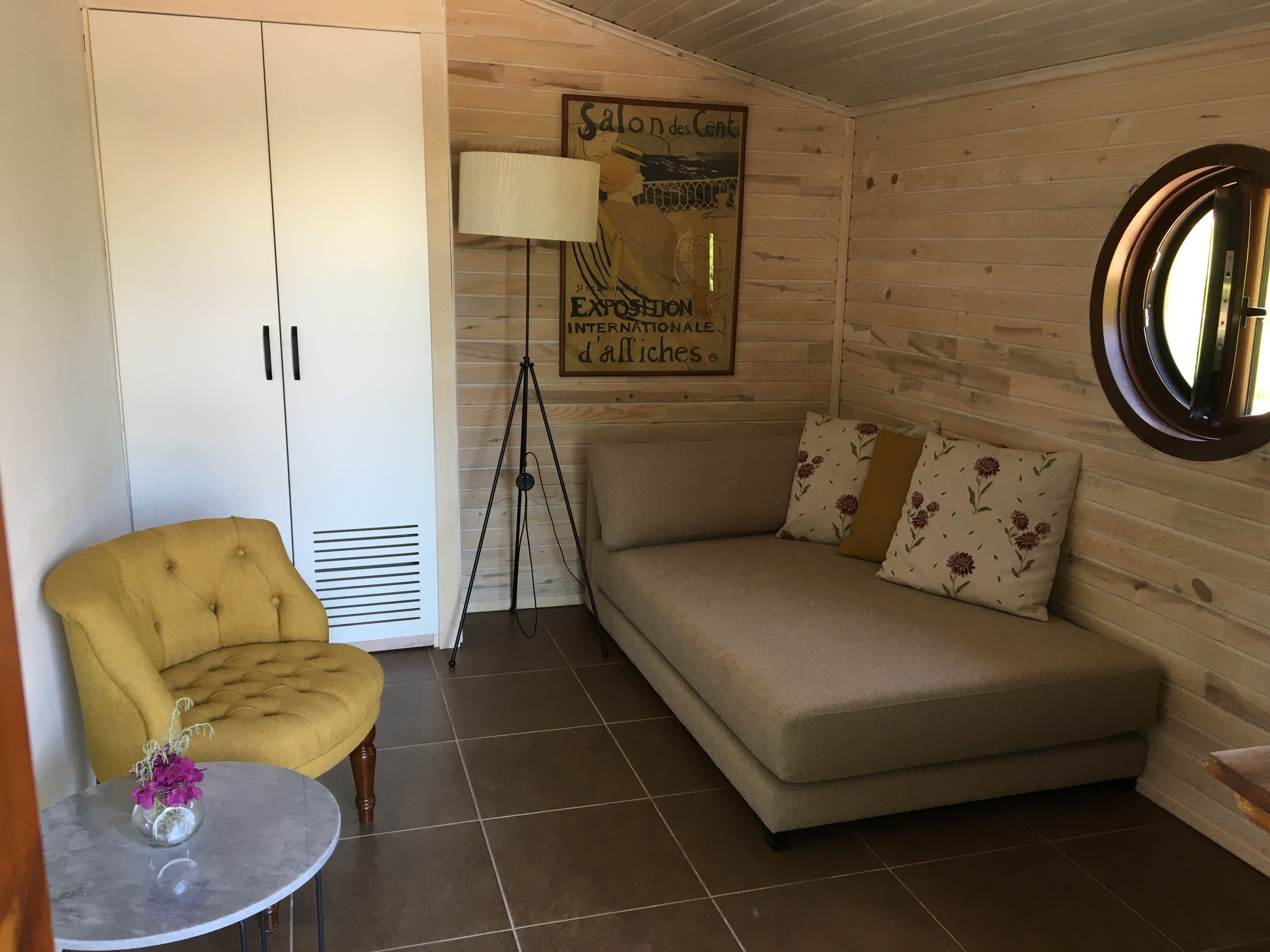 deluxe suite, mountain view | living area | 105-cm led tv with premium tv channels, tv