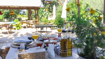 Bao gồm bữa sáng đầy đủ hàng ngày