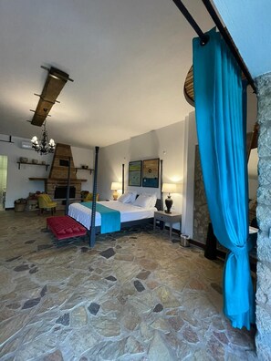 Honeymoon Studio Suite, Mountain View | In-room safe, blackout drapes, free WiFi, bed sheets