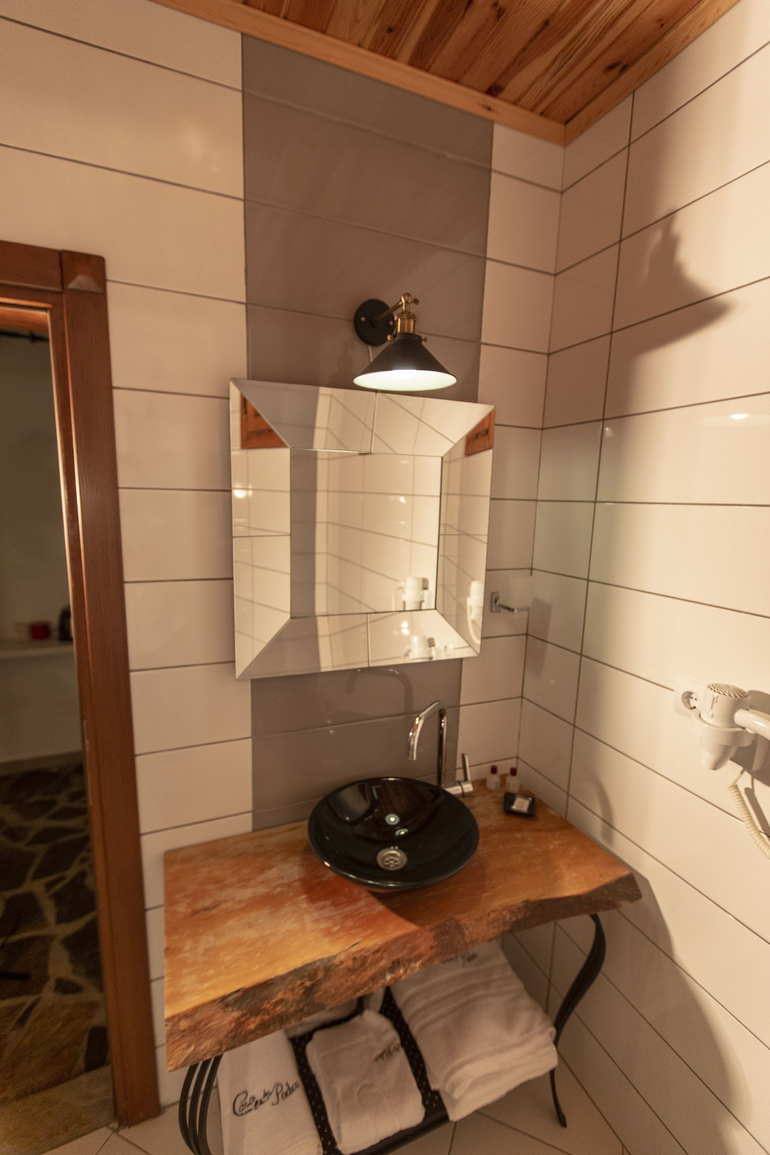 standard twin room, 2 single beds, mountain view | bathroom | shower, free toiletries, hair dryer, bathrobes